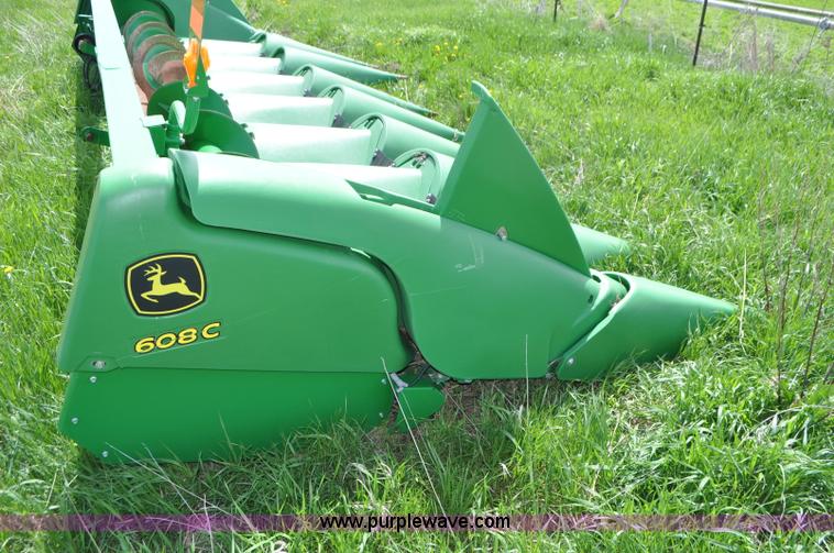 image for item G7356 2011 John Deere 608C corn head