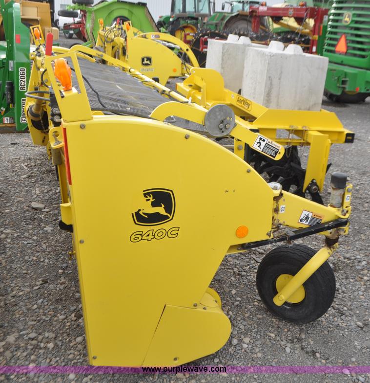image for item G7367 John Deere 640C pickup head