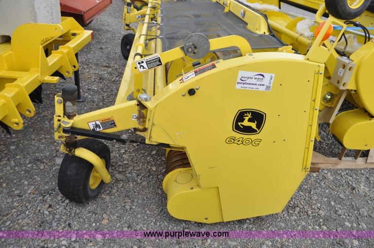 image for item G7367 John Deere 640C pickup head