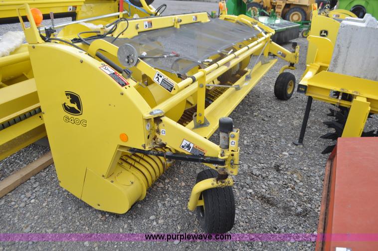 image for item G7367 John Deere 640C pickup head
