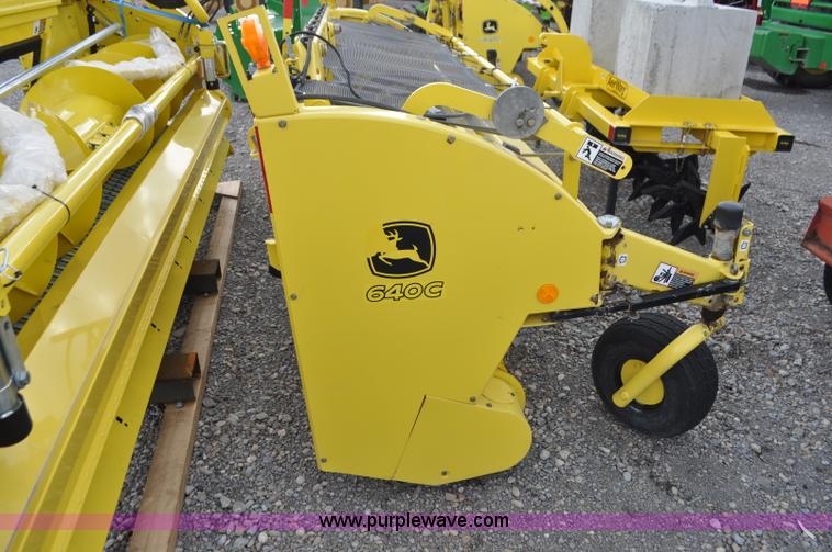 image for item G7367 John Deere 640C pickup head