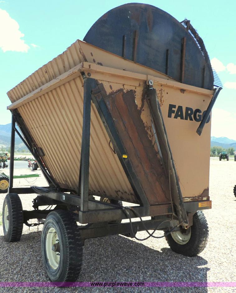 image for item G7370 2005 Case IH FHX300 forage harvester and silage trailer