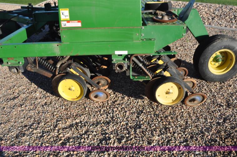 image for item G7372 1992 John Deere 750 grain drill