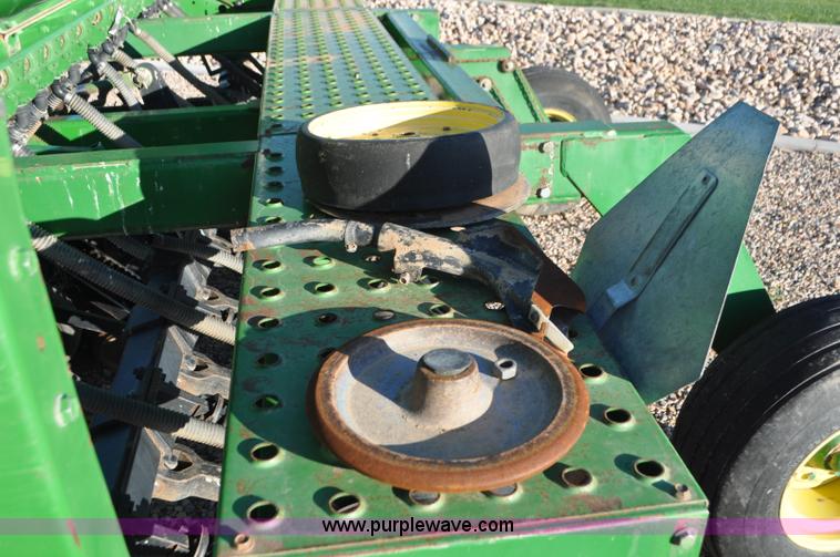 image for item G7372 1992 John Deere 750 grain drill