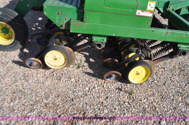 image for item G7372 1992 John Deere 750 grain drill