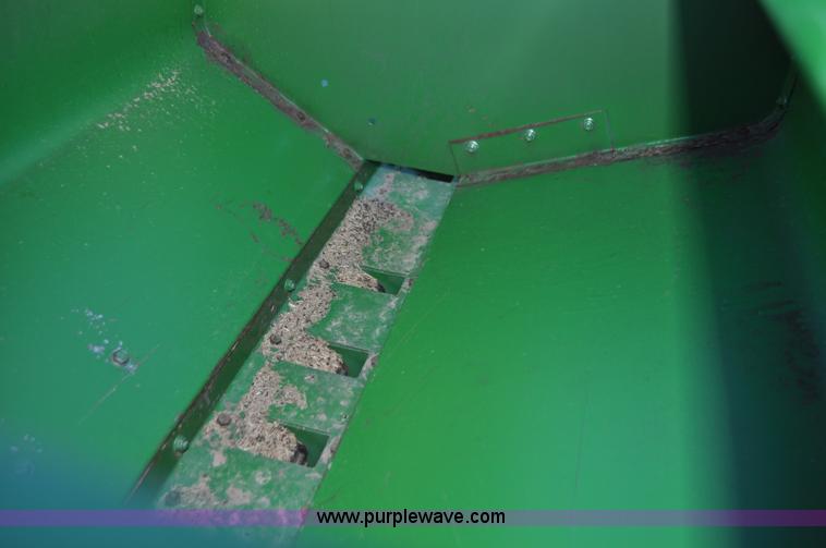 image for item G7372 1992 John Deere 750 grain drill