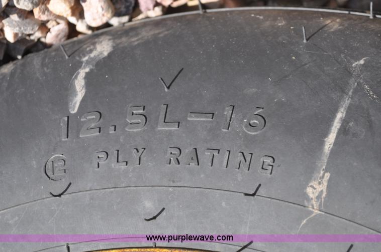 image for item G7372 1992 John Deere 750 grain drill