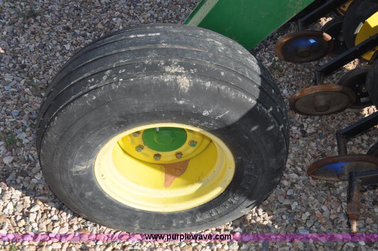 image for item G7372 1992 John Deere 750 grain drill