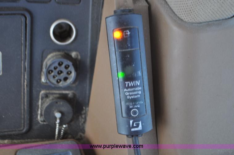 image for item G7380 2006 John Deere 9320 4WD tractor