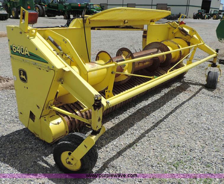 image for item G7399 2003 John Deere 640A pickup head