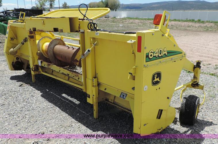 image for item G7399 2003 John Deere 640A pickup head