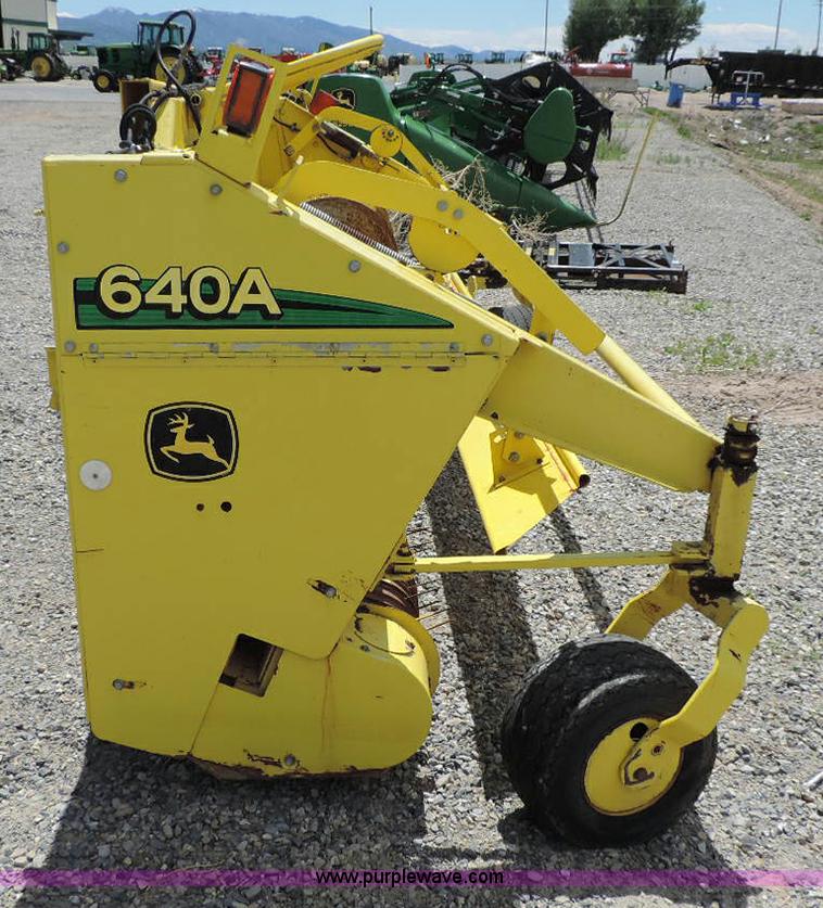 image for item G7399 2003 John Deere 640A pickup head