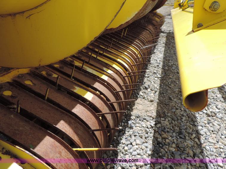 image for item G7399 2003 John Deere 640A pickup head