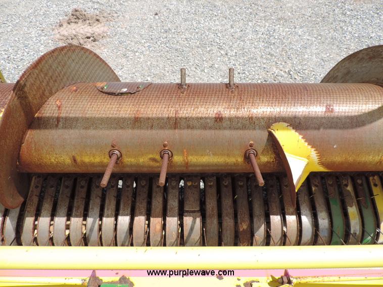 image for item G7399 2003 John Deere 640A pickup head