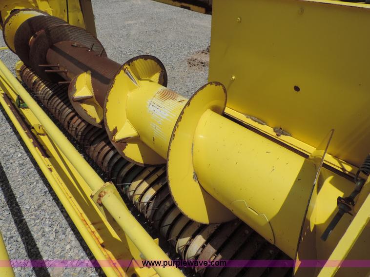 image for item G7399 2003 John Deere 640A pickup head