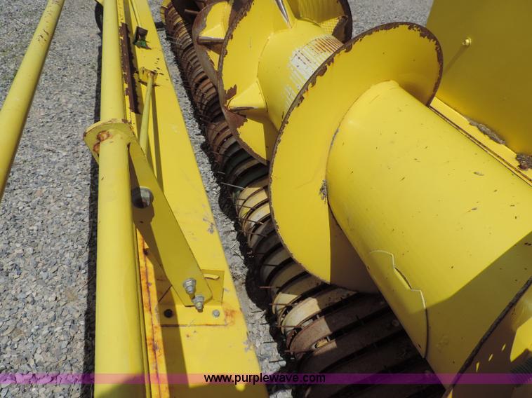 image for item G7399 2003 John Deere 640A pickup head