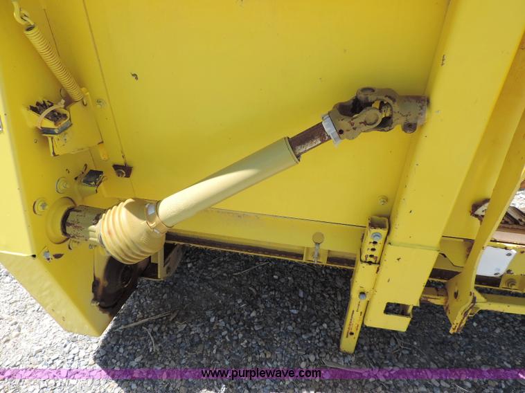 image for item G7399 2003 John Deere 640A pickup head