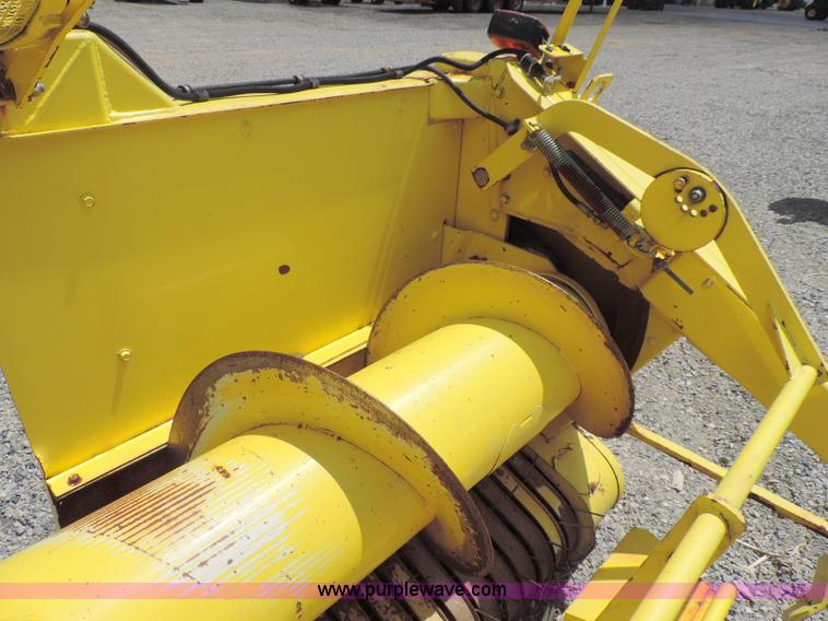 image for item G7399 2003 John Deere 640A pickup head