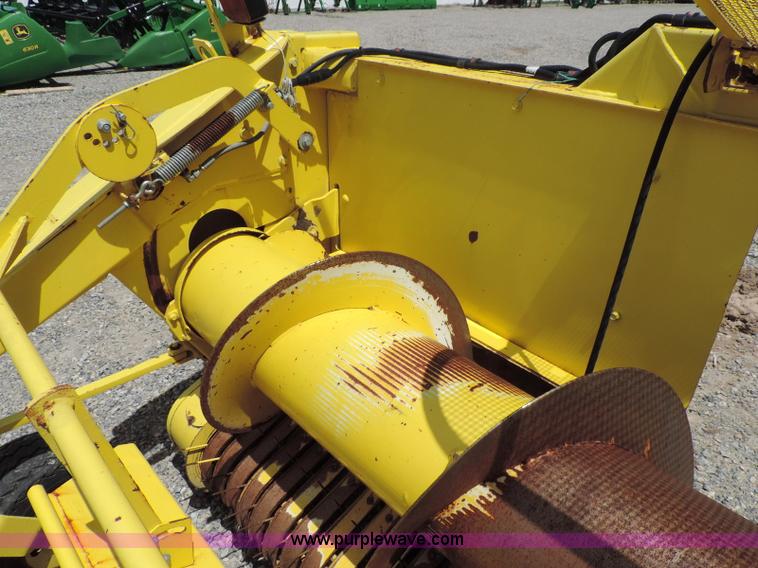 image for item G7399 2003 John Deere 640A pickup head