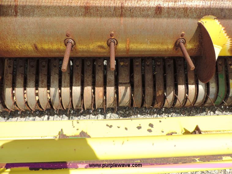 image for item G7399 2003 John Deere 640A pickup head