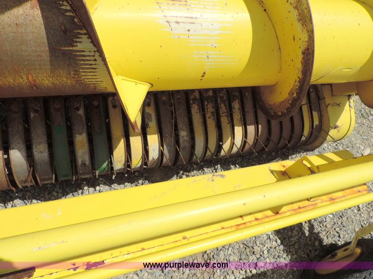 image for item G7399 2003 John Deere 640A pickup head