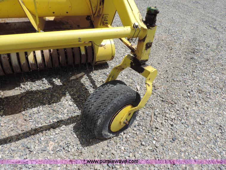 image for item G7399 2003 John Deere 640A pickup head