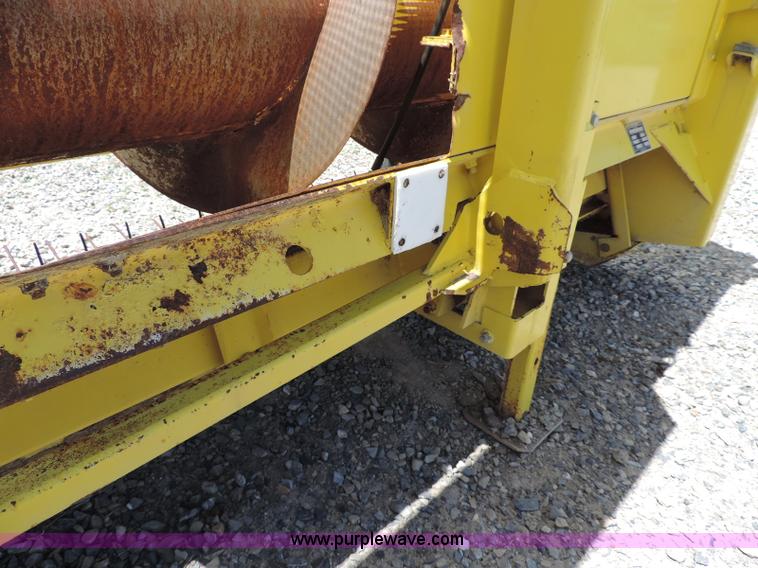 image for item G7399 2003 John Deere 640A pickup head