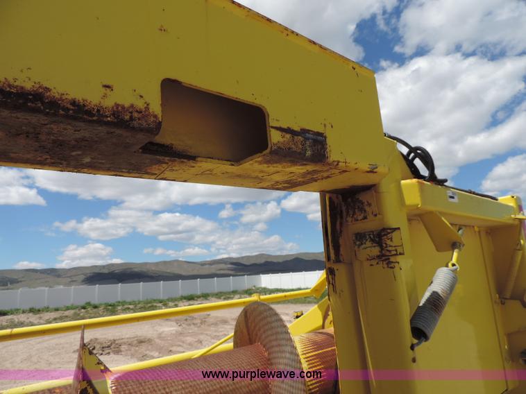 image for item G7399 2003 John Deere 640A pickup head