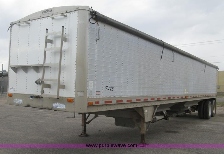 image for item J2832 1996 Wilson DWH-400 Pace Setter double hopper bottom grain trailer