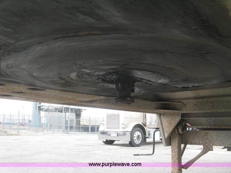 image for item J2832 1996 Wilson DWH-400 Pace Setter double hopper bottom grain trailer