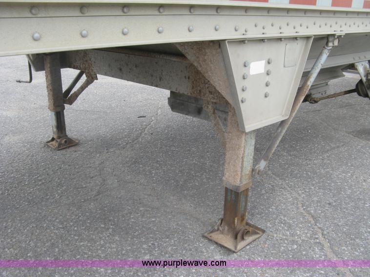 image for item J2832 1996 Wilson DWH-400 Pace Setter double hopper bottom grain trailer