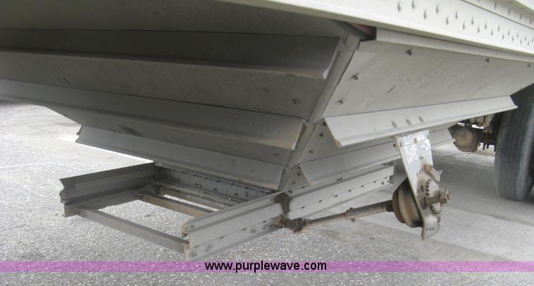 image for item J2832 1996 Wilson DWH-400 Pace Setter double hopper bottom grain trailer