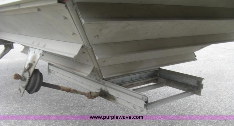 image for item J2832 1996 Wilson DWH-400 Pace Setter double hopper bottom grain trailer