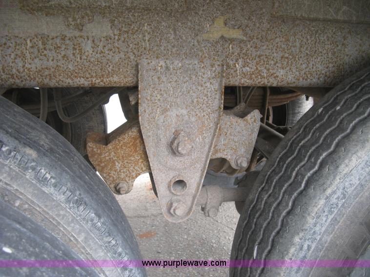 image for item J2832 1996 Wilson DWH-400 Pace Setter double hopper bottom grain trailer