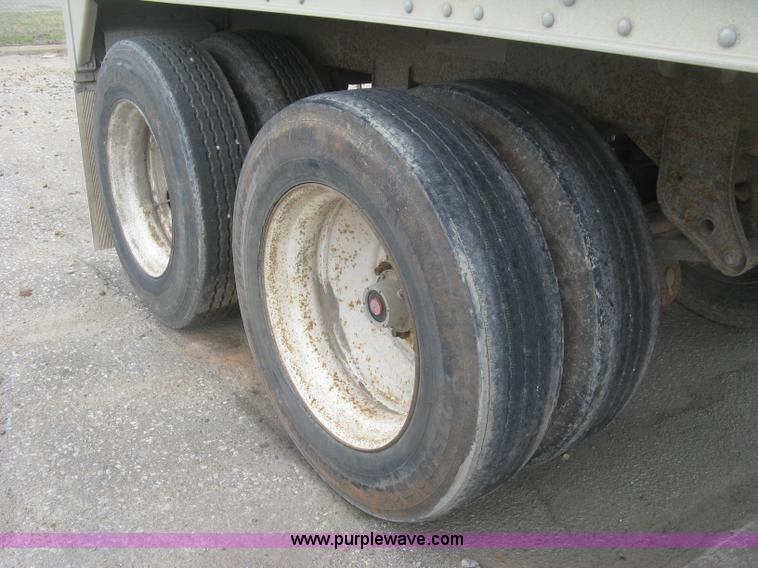 image for item J2832 1996 Wilson DWH-400 Pace Setter double hopper bottom grain trailer