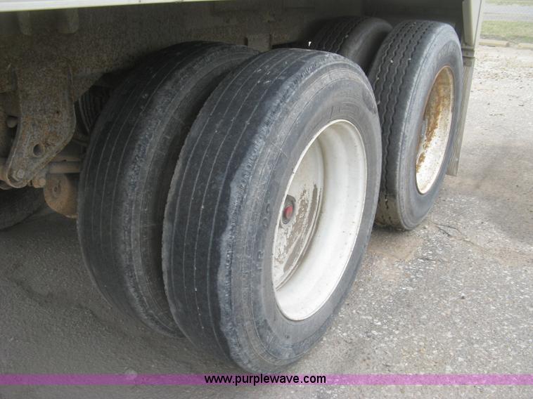 image for item J2832 1996 Wilson DWH-400 Pace Setter double hopper bottom grain trailer