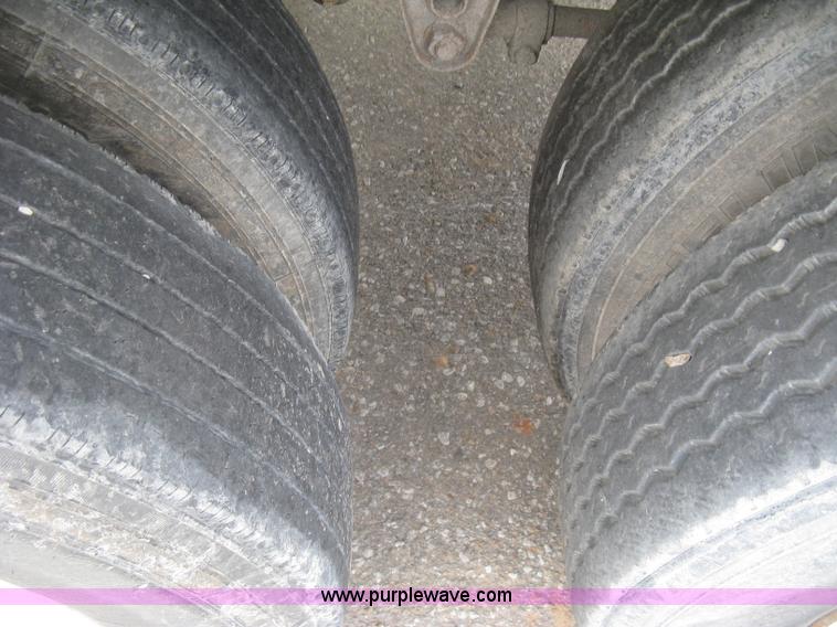 image for item J2832 1996 Wilson DWH-400 Pace Setter double hopper bottom grain trailer