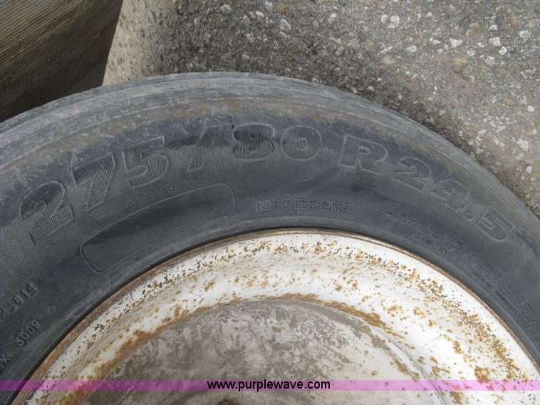 image for item J2832 1996 Wilson DWH-400 Pace Setter double hopper bottom grain trailer