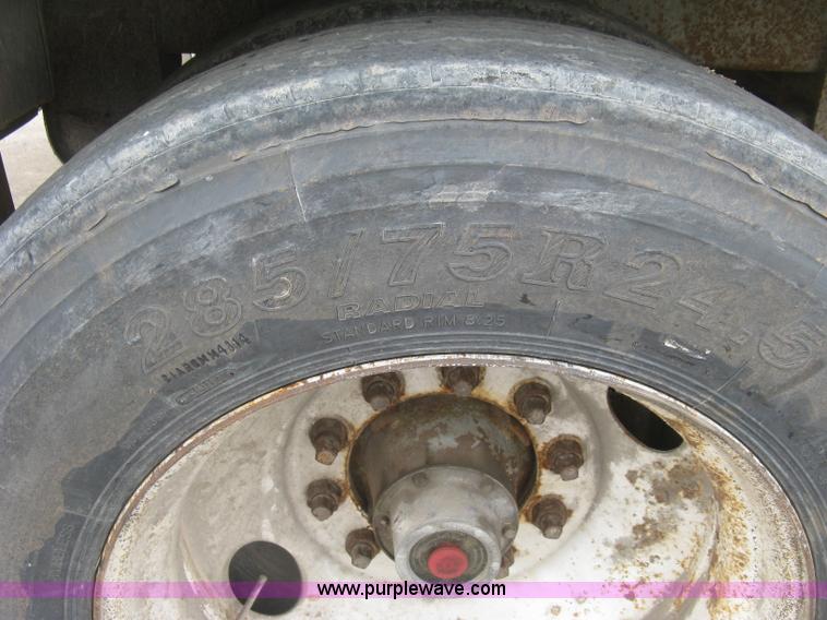 image for item J2832 1996 Wilson DWH-400 Pace Setter double hopper bottom grain trailer