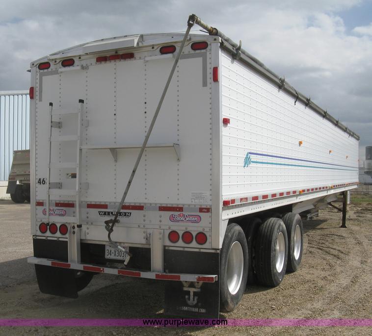 image for item J2834 2005 Wilson DWH-500 Pace Setter double hopper bottom grain trailer