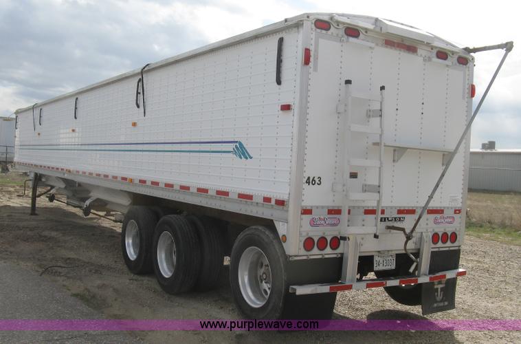 image for item J2834 2005 Wilson DWH-500 Pace Setter double hopper bottom grain trailer