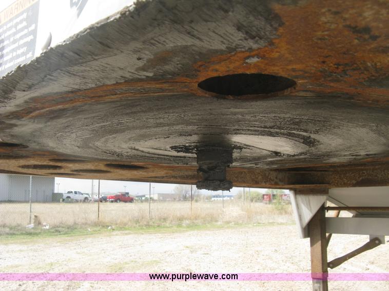 image for item J2834 2005 Wilson DWH-500 Pace Setter double hopper bottom grain trailer