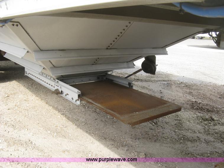image for item J2834 2005 Wilson DWH-500 Pace Setter double hopper bottom grain trailer