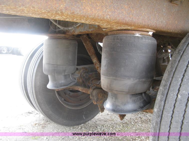 image for item J2834 2005 Wilson DWH-500 Pace Setter double hopper bottom grain trailer