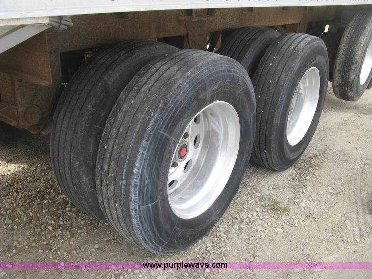 image for item J2834 2005 Wilson DWH-500 Pace Setter double hopper bottom grain trailer