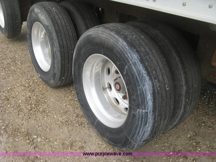 image for item J2834 2005 Wilson DWH-500 Pace Setter double hopper bottom grain trailer