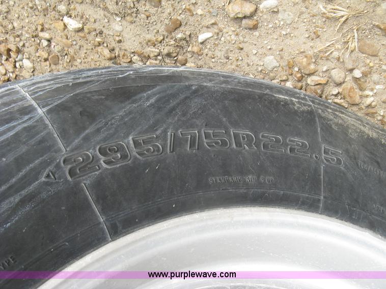 image for item J2834 2005 Wilson DWH-500 Pace Setter double hopper bottom grain trailer