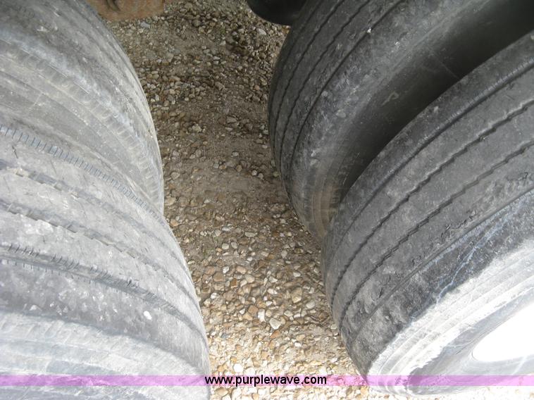 image for item J2834 2005 Wilson DWH-500 Pace Setter double hopper bottom grain trailer