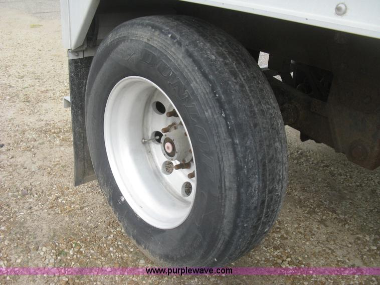 image for item J2834 2005 Wilson DWH-500 Pace Setter double hopper bottom grain trailer