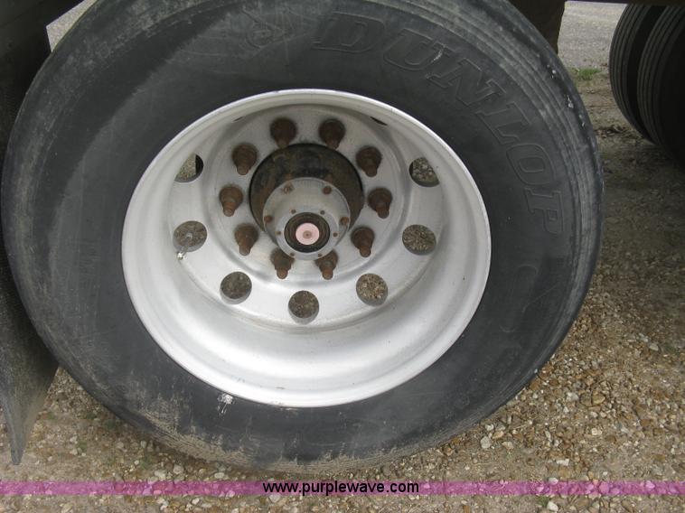 image for item J2834 2005 Wilson DWH-500 Pace Setter double hopper bottom grain trailer